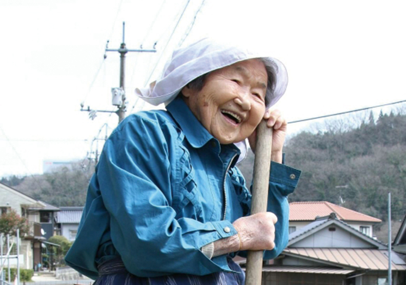 102歲一人生活的哲代奶奶。取自文春オンライン 