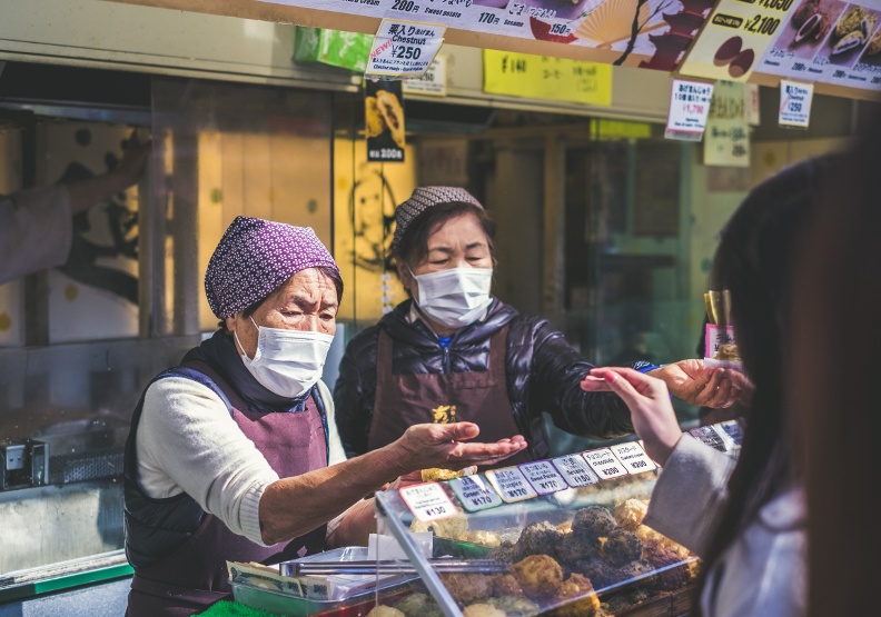 雖然日本今年迎來最大薪資調漲，但消費同時也增加，問題並無獲得緩解。Unsplash by Jérémy Stenuit 