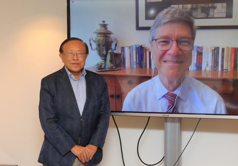 2022年8月，高希均教授（左）曾率《遠見》團隊越洋專訪薩克斯。黃菁慧攝