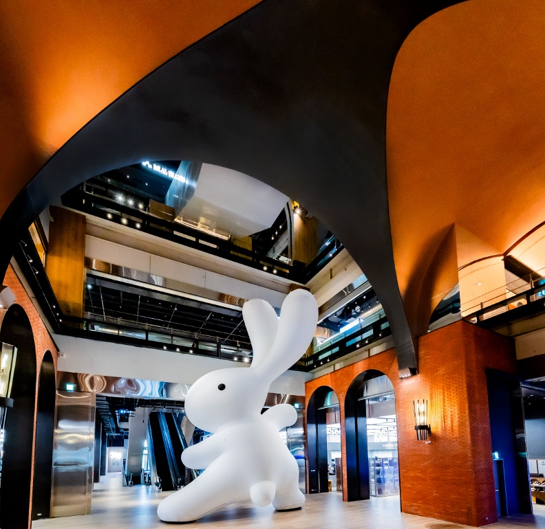 誠品新店一樓大廳由藝術家黃本蕊創作的10米高巨型兔子「太極尼尼」。誠品提供