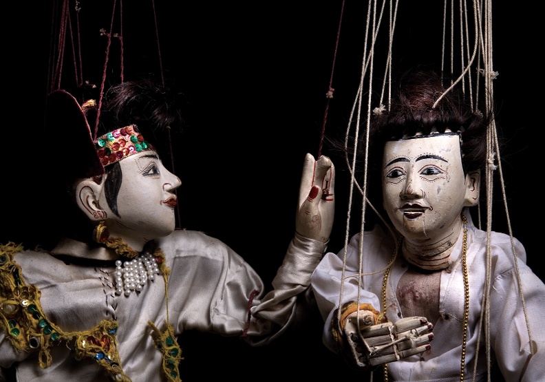 2004年，林經甫將收藏5000多件的偶戲文物公益捐出， 在台北市文化局的籌劃下成立了「台北偶戲館」台原藝術文化基金會提供