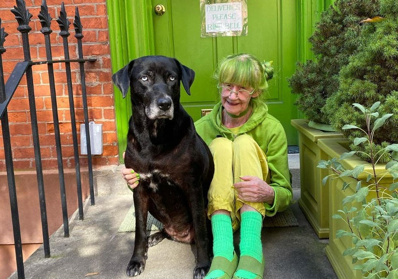 伊麗莎白和她的愛犬。取自IG@greenladyofpooklyn