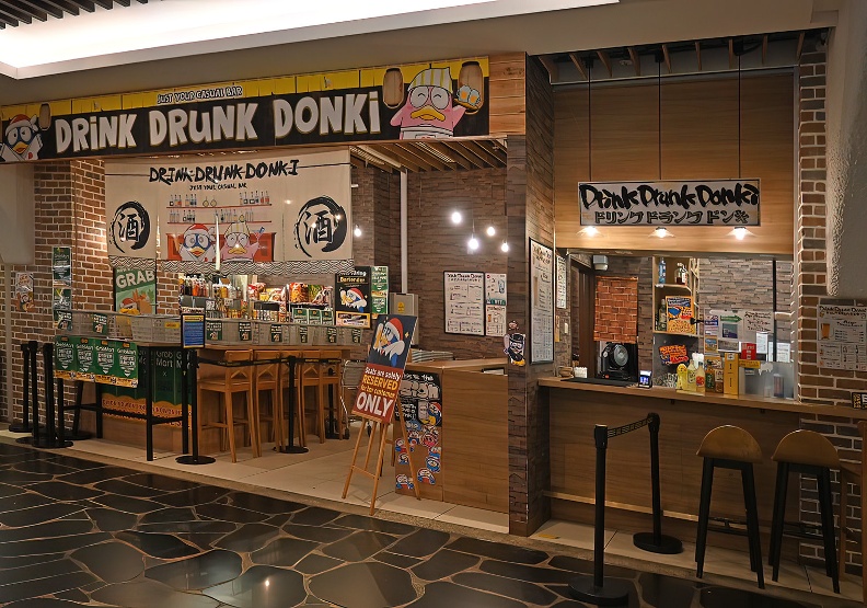 唐吉軻德2017年首度插旗新加坡，結合居酒屋概念，推出「Drink Drunk Donki」櫃檯。flickr by Choo Yut Shing