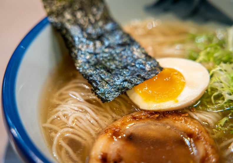 當人們談論日本美食時，「拉麵」常是討論的焦點，其在海外的分店也受到歐美饕客的推薦熱愛。Unsplash by Jason Leung