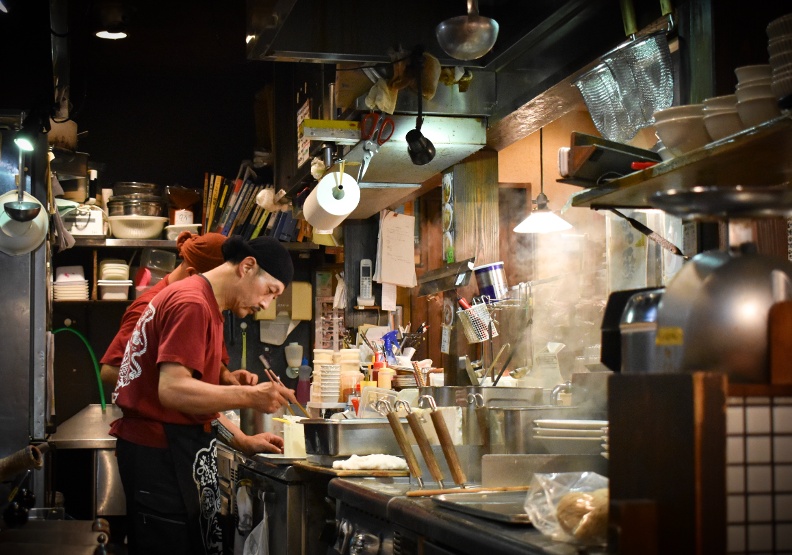 如今，拉麵已經成為日本國民美食，且各地也發展出各種不同流派的拉麵。Unsplash by Anton Nazaretian
