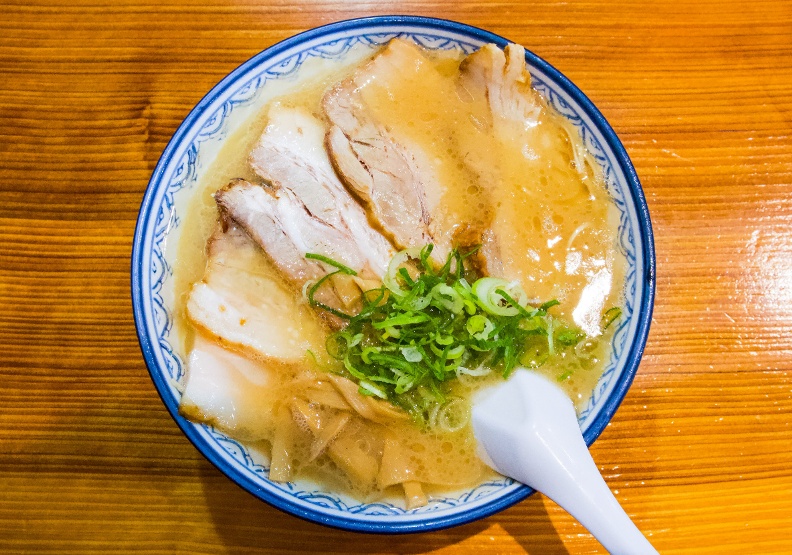 鹽味拉麵通常以雞湯作為湯底，但通常也會加入豬肉或是海鮮。Unsplash by Frank from 5 AM Ramen