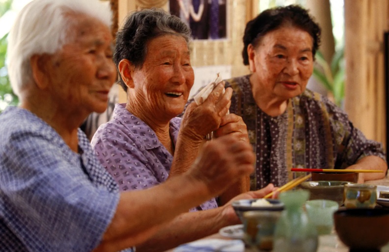 「長壽關鍵不是如何避免死亡，而是學習如何生活！」從日本沖繩到美國加州，兩種截然不同的地理、人文條件，如何長出不同的長壽生活型態？取自Blue Zones