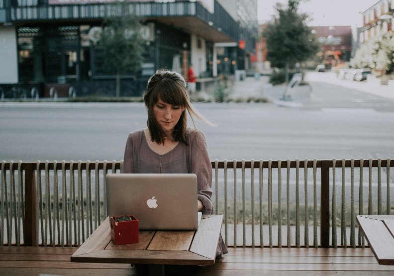 根據研究，自戀者躍升CEO的速度比平常人快了三成。Photo by Christin Hume on Unsplash