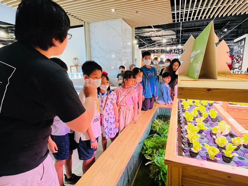 推出「未來永續小學堂」系列的永續活動，如小小農夫、魚菜共生製作所等單元，深受小朋友喜愛。
