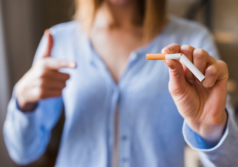 吸菸會損害血管，增加阿茲海默症的風險，積極戒菸很重要。僅為情境配圖，取自freepik