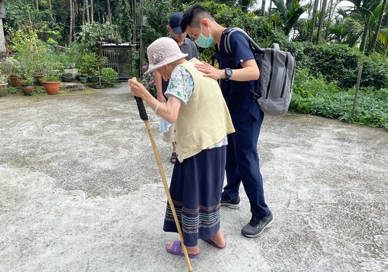 一名高齡93歲、因跌倒坐輪椅數月的陳阿嬤，在參與竹杖健走後，逐漸找回行走能力。梅山衛生所主任曾文宏提供