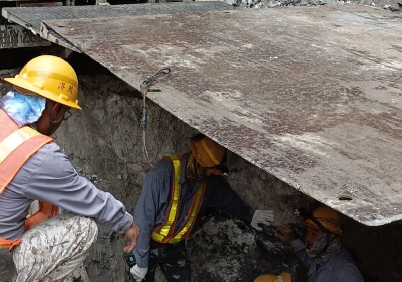 台電搶修同仁用鋼板擋著預防落石搶修403地震仁祥線路。台電提供