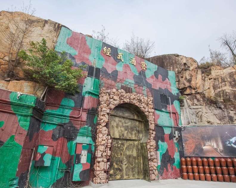 由花崗岩挖掘出的經武軍事坑道,藏著金門高粱最珍貴的商業機密。取自交通部觀光署官網。