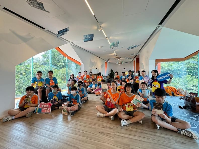 基隆銘傳國中712班同學別出心裁的雞(基隆)龍(龍年)手繪造型穿搭裝飾