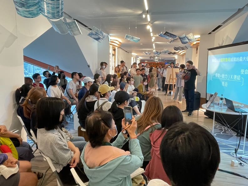 手握麥克風就會變超人的謝文憲，閱讀接力兩小時無冷場