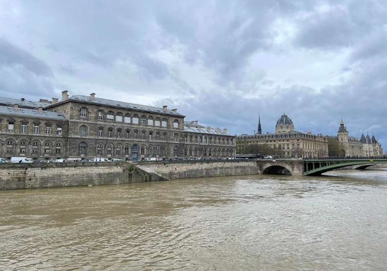 塞納河水汙染仍未達標奧運恐出包？巴黎市長延期跳水承諾！
