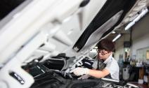 她22歲，台灣BMW首位女技師