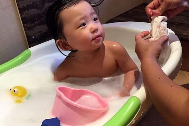 高濃度氯濁水，如何幫寶寶泡奶洗澡？
