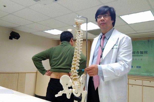 腰酸腳麻腿無力，恐是腰椎滑脫