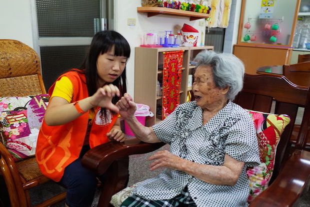 關心長輩，把他們當家人服務