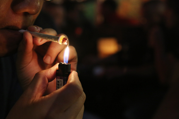 衣服、傢俱都可能長期殘留！三手菸無形中的危害