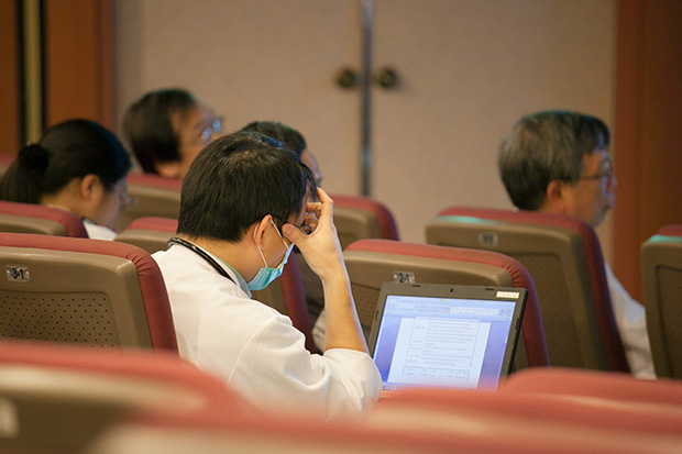 救人與害人：醫護人員的長時間工時現象