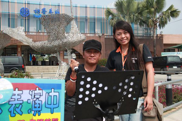 社工助他一圓街頭藝人夢