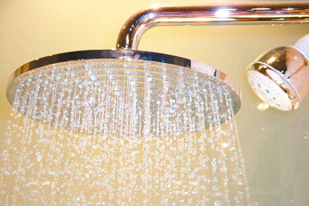 洗冷水澡消暑、強身？一澆下去差點中風