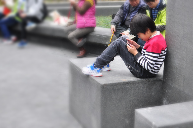 孩子過暑假，盯螢幕需限定時間