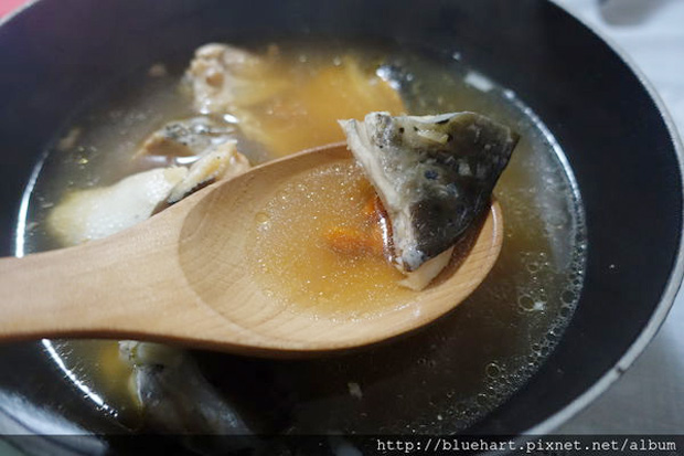 好濃好喝好簡單：蒜香枸杞魚頭湯