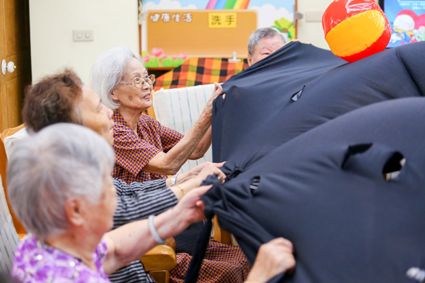 不坐輪椅，拒絕失智