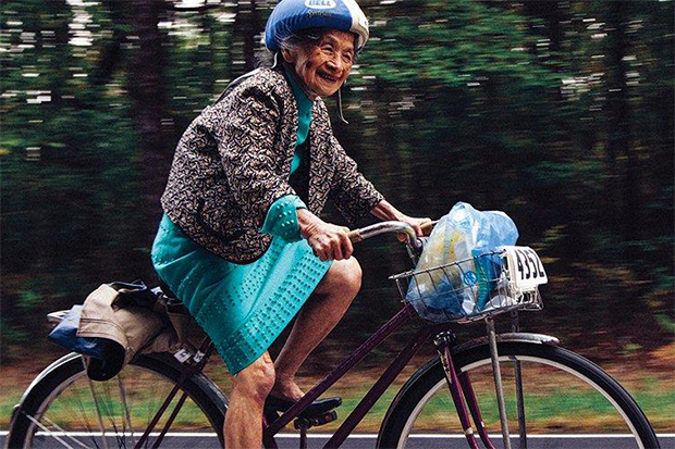 32年不中斷！90歲台裔阿嬤穿高跟鞋與裙子騎150英里