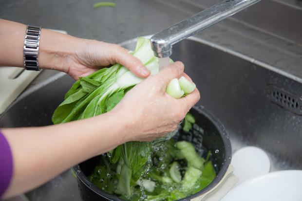 蔬果需要用洗滌劑嗎？營養師：活水沖洗最乾淨