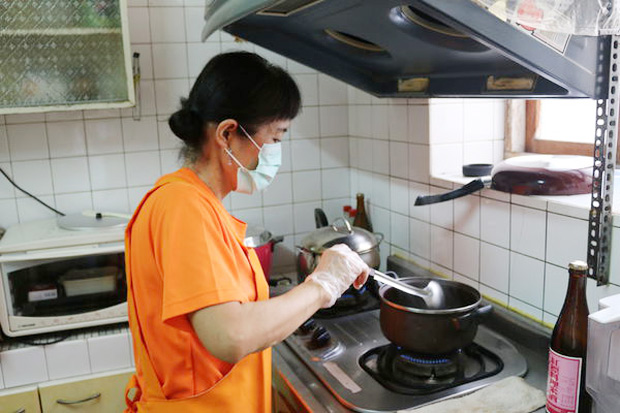 居服員走入家中，備餐、讀信...貼心服務樣樣來