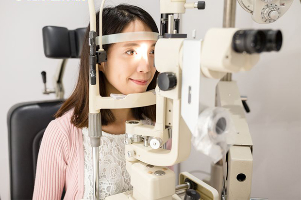 高度近視出現飛蚊症小心，恐視網膜剝離致失明