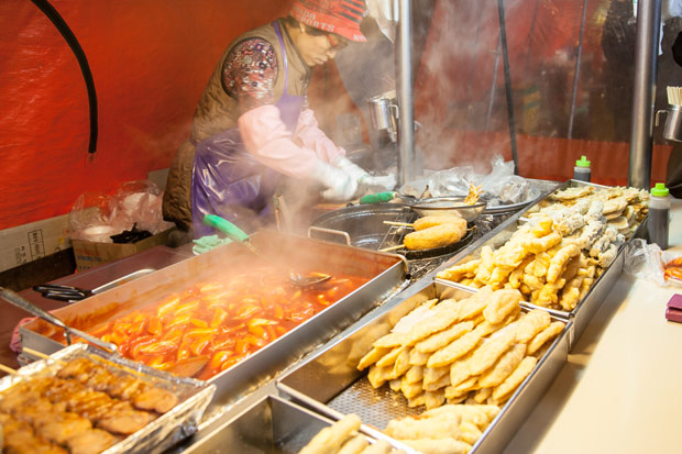 少吃烤辣炸食物，改善背上痘痘