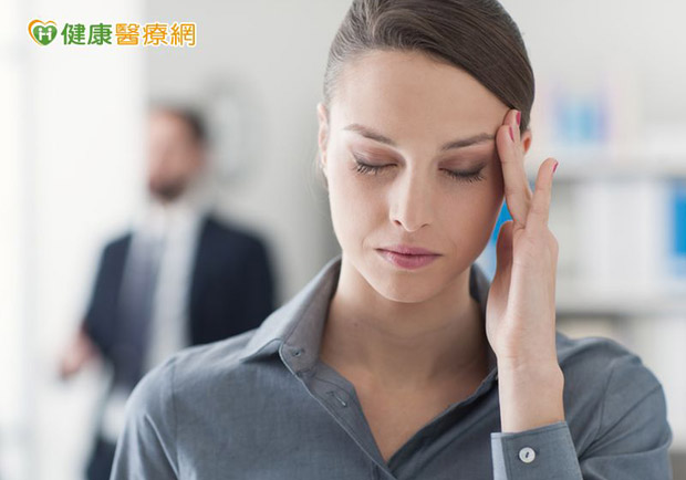 偏頭痛成因多，小心這些食物會誘發