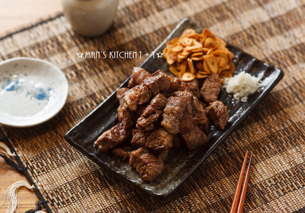 兩種配料就能引出食材的美味：蒜香骰子牛