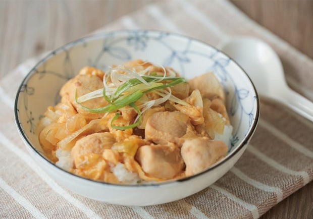 一鍋就搞定晚餐！不加水超美味：無水日式親子丼