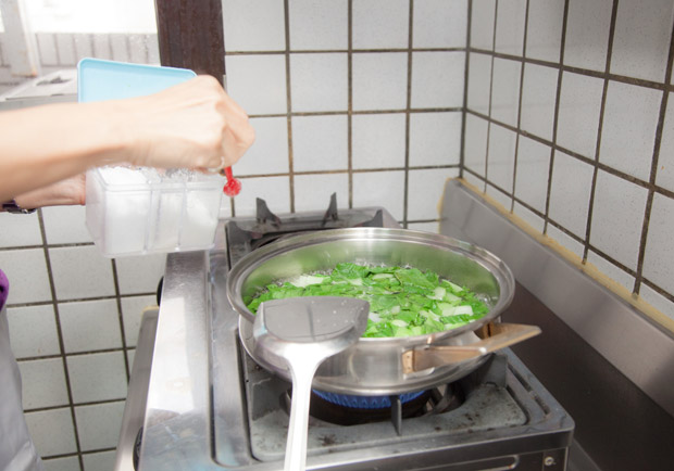 100 度沸水燙青菜錯了？營養師教你正確吃法