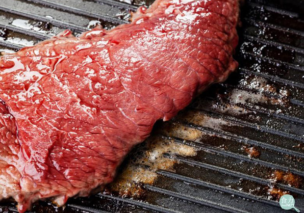 為什麼豬肉必須全熟，而牛肉可以三分熟？