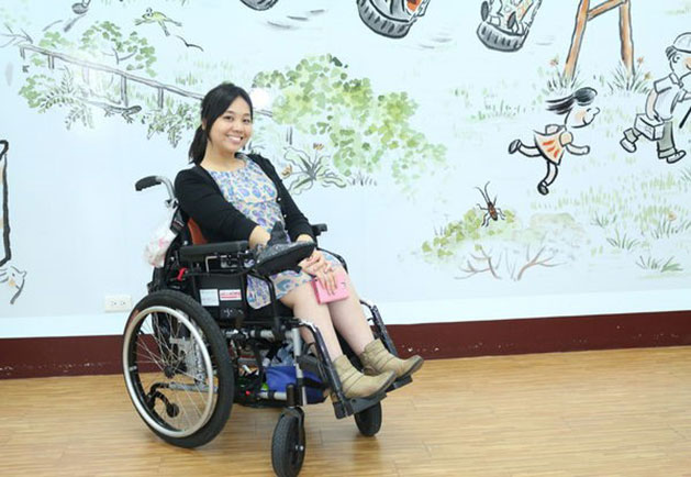 跟體內的39根鋼釘共存，她帶著輪椅去旅行