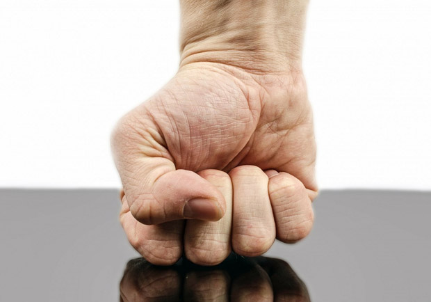 療癒穴道：憤怒時無意識「握拳」的原因