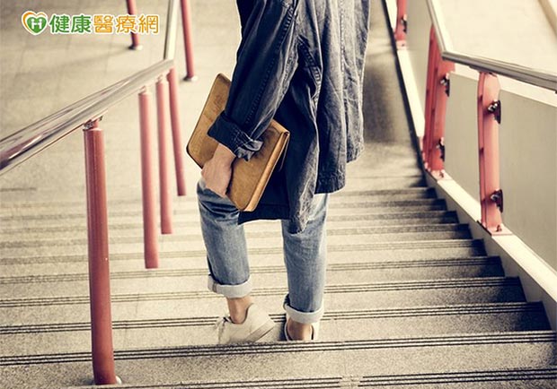 下樓梯、下坡最傷膝蓋！這樣走減輕負擔