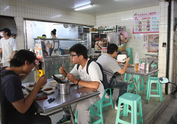 專心吃飯，讓自己不脹氣、不攝取過多熱量