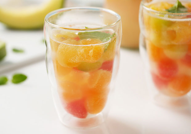 夏日透明系消暑飲品：水果冰球氣泡飲