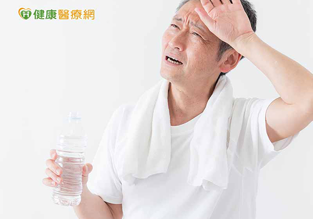 天熱喝水解渴，透析病患限水消暑這麼做