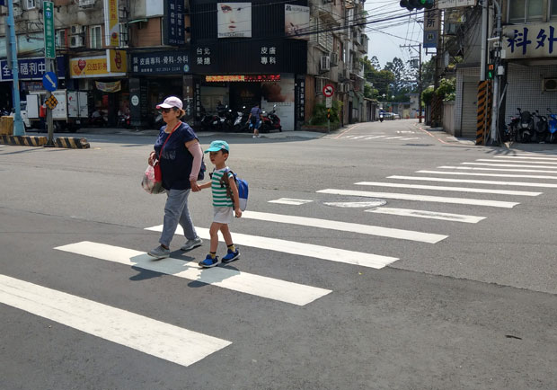 長輩過馬路常悠哉闖紅燈？瞭解這些老化真相，不要再催了