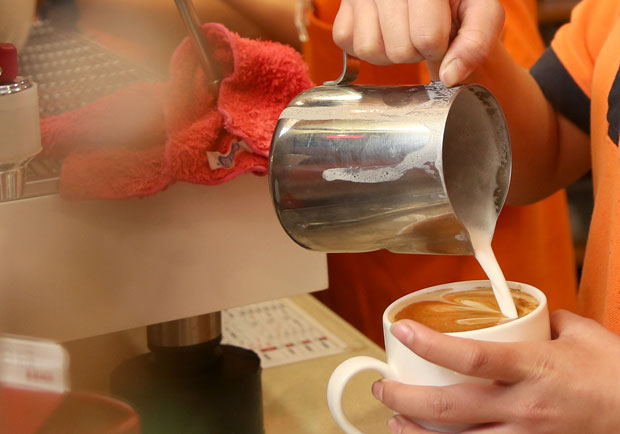 拿鐵不是鮮奶？冰磚奶的恐懼行銷，看穿還原乳迷思