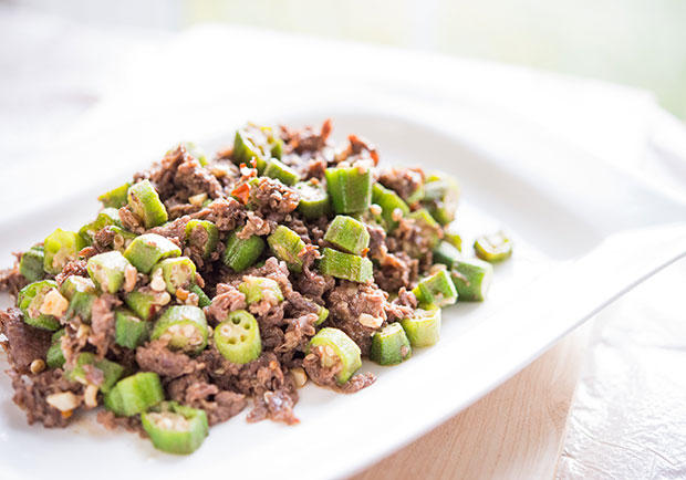 用天然勾芡就能讓肉質滑嫩：秋葵炒牛肉